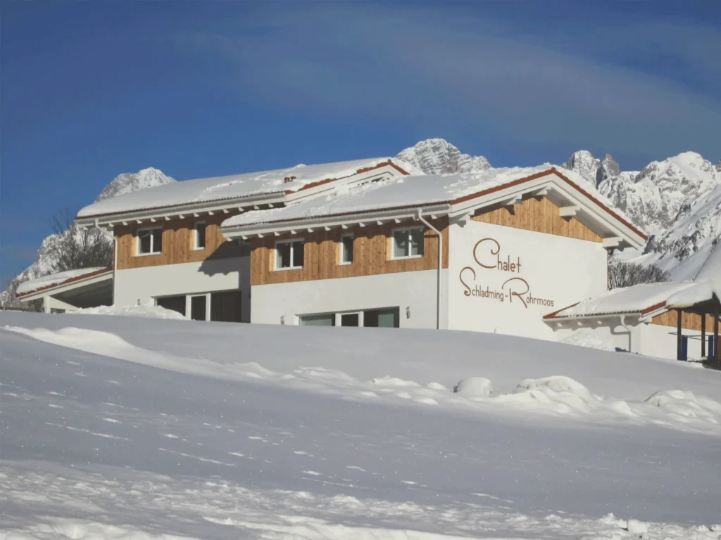 Chalet mit Dachstein im Hintergrund